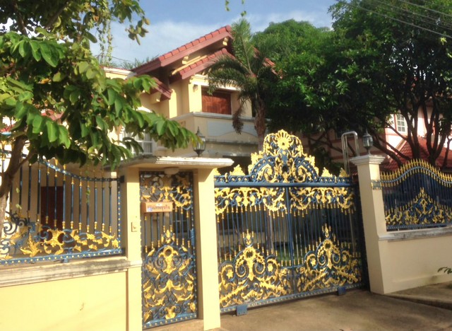 บ้านเดี่ยว2ชั้น +เรือนหลังเล็กแยกส่วนและศาลา #บ้านเช่าศรีนครินทร์ สมุทรปราการ•100ตรว.  •4ห้องนอน  2ห้องน้้ำ •1ห้องนั่งเล่น • 1ห้องรับแขก •1ห้องครัว •แอร์2เครื่อง• เครื่องทำน้ำอุ่น1เครื่อง  •เฟอร์นิเจอร์บางส่วน โซฟา โต๊ะทานข้าว• ที่จอดรถ3-4คัน  อยู่ถนนศรีนครินทร์  ต. บางเมือง อ.เมือง จ. สมุทรปราการ10270  การเดินทาง: เชื่อมต่อถนนศรีนครินทร์ และถนนเทพารักษ์ได้อย่างรวดเร็�