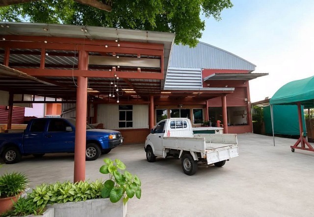 RK01122 โกดัง 525 ตรม  พร้อมบ้านพักคนงาน10 ห้องนอน ห้องน้ำในตัวทุกห้อง บนที่ดิน 379 ตรว  คลองหก อำเภอคลองหลวง โกดัง  คลองหก อำเภอคลองหลวง ที่อยู่  ตำบล คลองหก อำเภอคลองหลวง ปทุมธานี 12120 ที่ดิน 379 ตร.วา  พื้นที่ใช้สอยรวม 525 ตร.ม.โกดัง 2 หลังสำนักงาน 4 ห้องหอพัก 10 ห้องนอน ห้องน้ำในตัวทุกห้อง รถบรรทุกจอดได้ 2 คัน รถยนต์จอดได้ 5 คันขึ้นไป รถใหญ่เข้า–ออกสะดวก มีห้องครัว + ห้องอาหาร ห้องน