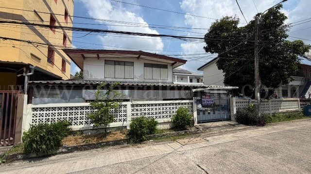 รหัสทรัพย์ : N1564บ้าน พร้อมที่ดิน 73 ตารางวา ซอย นนทบุรี 12 แยก 6/1ที่ตั้ง&nbsp;: ซอยนนทบุรี 12 แยก 6/1 ต.บางกระสอ อ.เมืองนนทบุรี (ตลาดขวัญ) &nbsp;จ.นนทบุรีรายละเอียดทรัพย์- ขนาดเนื้อที่ 73 ตารางวา พื้นที่ใช้สอย 160 ตารางเมตร&nbsp;- 2 ห้องนอน, 2 ห้องน้ำ, 1 ห้องรับแขก, 1&nbsp;ห้องครัว&nbsp;-&nbsp;จอดรถในบ้านได้ 3-4 คัน &nbsp;- เป็นบ้านเก่าปลูกสร้างเอง 2 ชั้น ครึ่งปูนครึ่งไม้&nbsp;- หน้าบ้านหันหน้าทางทิศใต้ทำเลและสถานท�