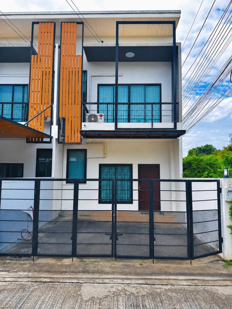 ปรับราคาพิเศษ! ทาวน์โฮม 2 ชั้น ทำเลสืบศิริ โคราช เหลือเพียง 2,290,000 บาททาวน์โฮม 2 ชั้น เดอะ เชนจ์ สมาร์ทไลฟ์ สืบศิริบ้านทำเลดีในเมืองนครราชสีมา เหมาะทั้งอยู่อาศัย ทำงานที่บ้าน หรือประยุกต์เป็นสำนักงานส่วนตัว ที่ตั้ง :โครงการเดอะ เชนจ์ สมาร์ทไลฟ์ สืบศิริ ถ.สมบูรณ์ชัย ซ.รัตโนภาส ต.หนองจะบก อ.เมืองนครราชสีมา จ.นครราชสีมา 30000 พิกัด Google Maps:https://maps.app.goo.gl/tHT5cHLSN2CW8PteA ขนาดพื้นที่ : 22.4 ตร.�