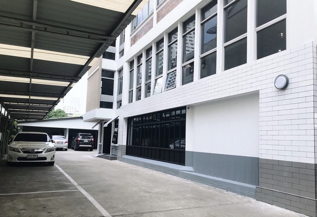 ออฟฟิศให้เช่าสุขุมวิท นานา อาคารพลอยมิตร รถไฟฟ้าบีทีเอสสถานีนานา คลองเตย เขตคลองเตย ขนาดพื้นที่ให้เช่าเริ่ม 70  ตรม. ขึ้นไป O84,543,4833 - O86,397,4454 ดูข้อมูลอาคารอื่นที่ www.irentoffice.com ยินดีรับฝากขาย-ให้เช่าสำนักงานค่าประกันการเช่า    3    เดือนค่าเช่าล่วงหน้า      1    เดือนสัญญาการเช่าสำนักงาน3ปีขนาดพื้นที่ให้เช่า70  ตารางเมตรขึ้นไปขนาดพื้นที่และค่าใช้จ่ายต่างๆ อาจมีการปรับเปลี่ยน�