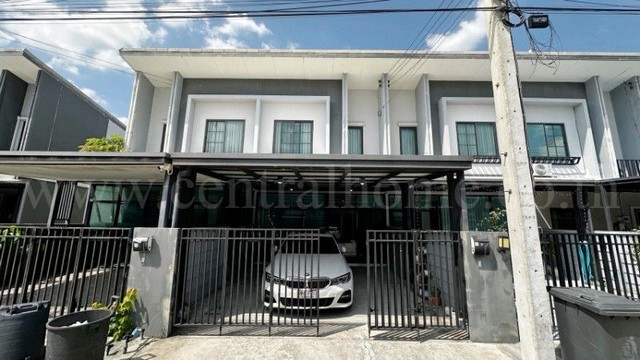 รหัสทรัพย์ : 7307-1ทาวน์โฮม 2 ชั้น บริทาเนีย วงแหวน-หทัยราษฎร์ จตุโชติ Built-in สวย ถนนเมนที่ตั้ง : ถนนหทัยราษฎร์ ตำบลบึงคำพร้อย อำเภอลำลูกกา จังหวัดปทุมธานี 12150รายละเอียดทรัพย์- พัฒนาโครงการโดย บริษัท บริทาเนีย จำกัด บริษัทในเครือบริษัท ออริจิ้น พร็อพเพอร์ตี้ จำกัด- ทาวน์โฮม 2 ชั้น ขนาดเนื้อที่ 23.9 ตารางวา พื้นที่ใช้สอย 100 ตารางเมตร หน้ากว้าง 5.3 เมตร- 2 ห้องนอน, 3 ห้องน้ำ, 1 ห้องน�
