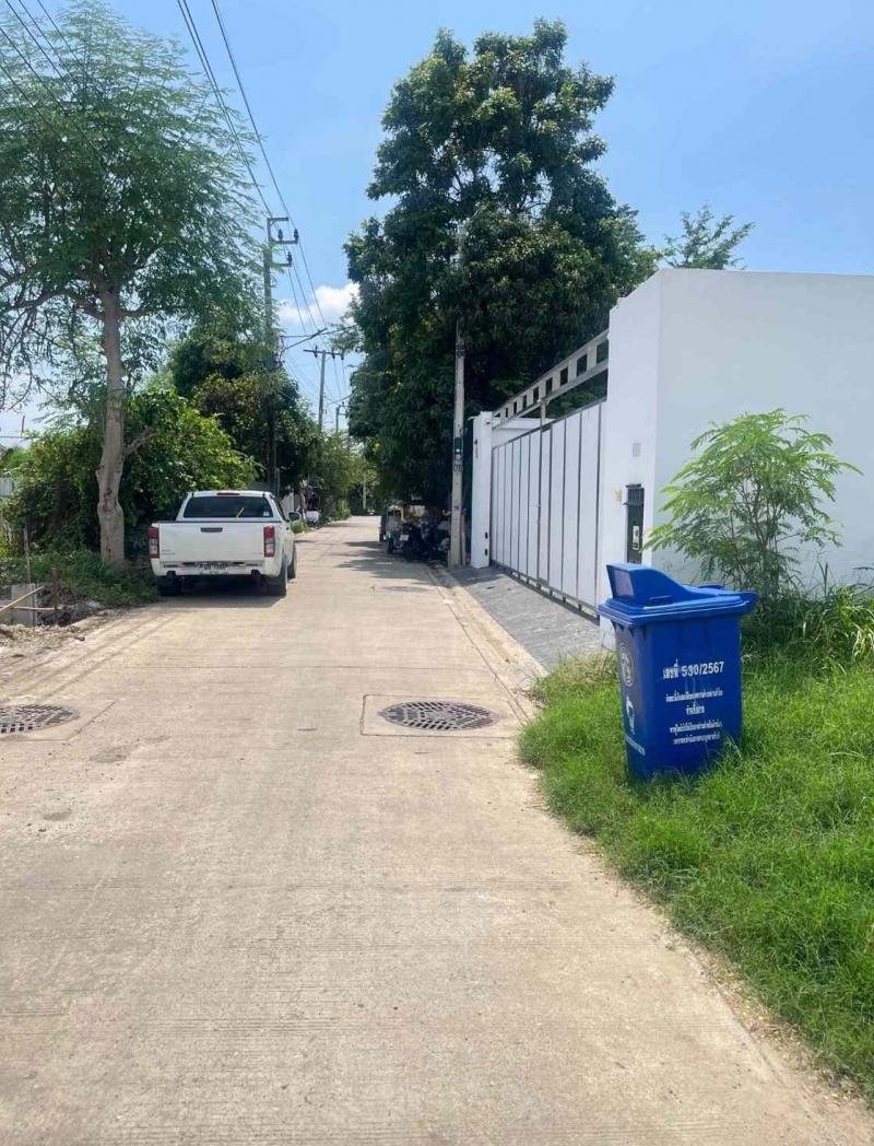 ขายที่ดินถมเเล้ว ทำเลดี ซอยศรีด่าน 3/4 ใกล้ถนนศรีนครินทร์ สมุทรปราการที่ตั้ง : ซอย ศรีด่าน 3/4 หางจากถนนศรีนครินทร์  ตำบลสำโรงเหนือ อำเภอเมือง จังหวัดสมุทรปราการขนาดเนื้อที่ : 117 ตารางวารายละเอียด-ที่ดินถมแล้ว-มีบ้านพักอาศัยอยู่ด้านซ้ายและขวา-เหมาะสำหรับสร้างบ้านพักอาศัย หรือซื้อเก็บไว้ลงทุนสถานที่ใกล้เคียง-สนามฟุตซอล ประมาณ 300 เมตร-โรงพยาบาลสำโรงการแพทย์-�