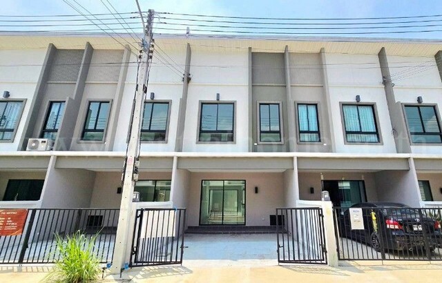 รหัสทรัพย์ : 7336ทาวน์โฮม 2 ชั้น เดอะ เมทโทร ราชพฤกษ์ - 346 ใหม่เทียบมือ 1 ถูกสุดในโครงการที่ตั้ง :&nbsp;ถ.กรุงเทพ-ปทุมธานี ซ.วัดหนองปลง ต.บางเดี่อ อ.เมืองปทุมธานี จังหวัดปทุมธานี 12000รายละเอียดทรัพย์- ทาวน์โฮม 2 ชั้น&nbsp;ขนาดเนื้อที่ 17.9 ตารางวา&nbsp;พื้นที่ใช้สอย 130 ตารางเมตร- 3 ห้องนอน, 2 ห้องน้ำ, 1 ห้องรับแขก, 1 ห้องครัว, 2&nbsp;ที่จอดรถ&nbsp;- บ้านใหม่เทียบมือ 1&nbsp;- หน้าบ้านหันทางทิศตะวันออกสถานท�