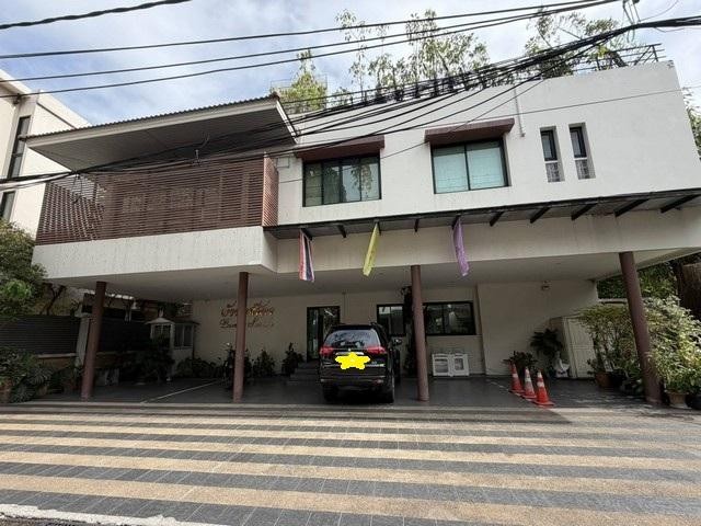 ให้เช่าบ้านหรูใจกลางสุขุมวิท 220 ตรม. 3 ห้องนอน บ้านศศิดา (Baan Sasida) สุขุมวิท 24 บ้านหรูทำเลศักยภาพ ใกล้ BTS พร้อมพงษ์ติดต่อ:: ชยา โทร/ID Line:: 0942823961Link Line:: https://line.me/ti/p/3xFA1An8Kcรหัส# T26-1344บ้านศศิดา Unit C บ้านหรู ทำเลใจกลางสุขุมวิท๐ พื้นที่ใช้สอยกว้างขวางกว่า 220 ตร.ม.๐ 3 ห้องนอน 3 ห้องน้ำ๐ 1 ห้องแม่บ้าน พร้อมห้องน้ำในตัว๐ ห้องครัวขนาดใหญ่ แยกโซนชัดเจน๐ โปร่ง โล่ง เหมาะสำหรับอยู่อาศัยแบบครอบครัว๐ ทั้�