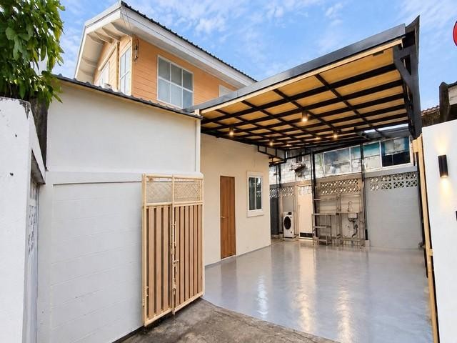 ให้เช่าบ้านเดี่ยว 2 ชั้น 3 ห้องนอน อุดมสุข 30 สุขุมวิท 103 เฟอร์นิเจอร์พร้อมอยู่ติดต่อ: ชยา โทร/ID Line:: 0942823961Link Line:: https://line.me/ti/p/3xFA1An8Kcรหัส# T26-1343บ้านเดี่ยว 2 ชั้น 3 ห้องนอน อุดมสุข 30 สุขุมวิท 103 เฟอร์นิเจอร์พร้อมอยู่๐ เนื้อที่ 35 ตร.วา๐ พื้นที่ใช้สอย 180 ตร.ม.๐ 3 ห้องนอน 2 ห้องน้ำ๐ 2 ห้องโถงใหญ่ 1 ห้องครัว๐ จอดรถ 2 คัน๐ กระจกนิรภัยนิรภัยทั้งหลัง๐ มุ้งจีบ + ม่านทั้งหลัง | ผ้าม่านกันแมลง 100% ทุกห้องนอนแ�