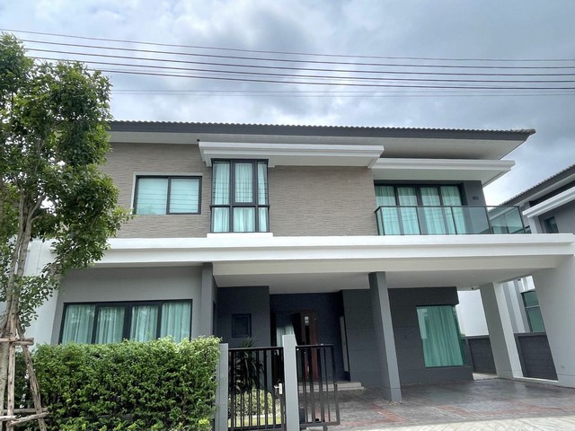 บ้านเดี่ยวหรูโครงการ Modern Luxury แบบ Fully Furnishedบ้านเดี่ยว 2 ชั้น #HouseForRentBangkok•ขนาดที่ดิน 65 ตรว.•พื้นที่ใช้สอย 275 ตรม.•4ห้องนอน•5ห้องน้ำ•ห้องรับแขก Double Volume สูงโปร่ง•3 ห้องนั่งเล่น•ห้องรับประทานอาหาร•ห้องแม่บ้าน + ห้องน้ำแยกพื้นที่ซักล้าง + ห้องเก็บของขนาดใหญ่•ที่จอดรถ3 คัน•แอร์ 6 เครื่อง + ม่านทั้งหลังสิ่งอำนวยความสะดวกภายในโครงการสระว่ายน้ำระบบเกลือฟิตเนส / ห้องออกกำลังกาย,ห้อ