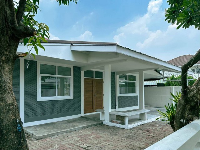 ขาย #บ้านเดี่ยว หมู่บ้าน ต.รวมโชค ถนนโชคชัย 4 ซอย 54 #ใกล้เซ็นทรัลอิสต์วิลล์ ราคาขาย : 9,000,000 บาท#รายละเอียดประเภททรัพย์ : บ้านเดี่ยว 1 ชั้น หมู่บ้าน : ต.รวมโชคขนาดที่ดิน : 60 ตารางวาพื้นที่ใช้สอย :  180 ตรม.จำนวนห้อง : 3 ห้องนอน 2 ห้องน้ำที่จอดรถ : 2 คัน#ทำเล ที่ตั้ง #สถานที่ใกล้เคียง- เซ็นทรัลอิสต์วิลล์- CDC / คริสตัล ปาร์คWW26156-----------------------------ติดต่อ : สอบถามคุณปุ้ย : 095-164-2956ID Line : nataranapuihttps://line.me/ti/p/TgChSFwVyA-------------