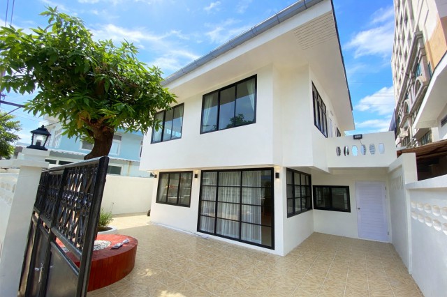 MRT สุทธิสาร 800 ม.บ้านเดี่ยวหรู 2 ชั้น 5 นอน 3 น้ำ ที่ดิน 50 ตร.ว. พื้นที่ใช้สอย 250 ตร.ม.วิวตึกสูง จัดเต็มเฟอร์ฯ เครื่องใช้ไฟฟ้า และสวนขนาดย่อม ร่มรื่น เงียบสงบ เหมาะสำหรับอยู่อาศัย ทำเลห้วยขวาง-รัชดาภิเษก  เดินทางสะดวก ใกล้ตลาดปั่นได้ 800 ม.CBD รัชดา แหล่งช้อปปิ้ง โรงพยาบาล รร.นานาชาติ  และรถไฟฟ้าLocated just 800m. from MRT Sutthisan this luxurious 2-story detached house features 5 bed and 3 bath on a 50sq.wa. plot with 250 sq.m. of usable area. Fully furnished with appliances and a peaceful garden. Conveniently