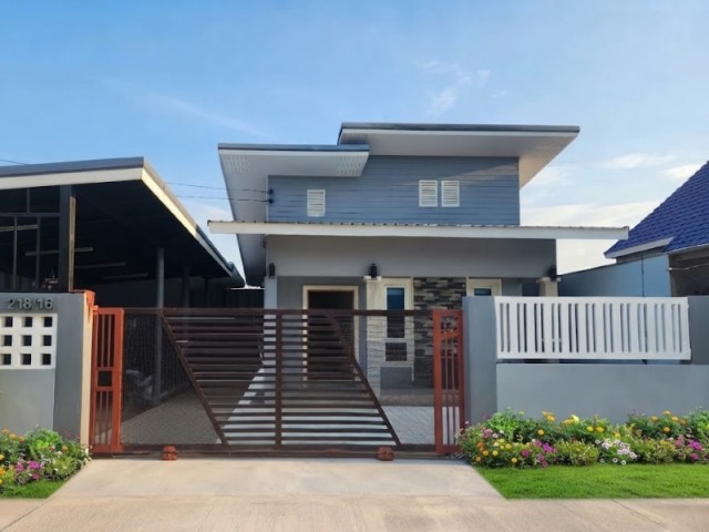 ขายบ้านเดี่ยว พร้อมต่อเติม สร้างแล้วเสร็จ 80% เจ้าของจะย้ายบ้านเดี่ยว เนื้อที่ตัวบ้าน 49.9 ตรว.เนื้อที่ใช้สอยตัวบ้าน  68.50 ตารางเมตรพื้นที่ใช้สอยนอกอาคาร  50  ตารางเมตรรายละเอียดทรัพย์2  ห้องนอน2  ห้องน้ำ1 ห้องครัว1 ห้องเก็บของในอาคาร หรือทำเป็นห้องนอนได้จอดรถได้ 2 คันมีโซนซักล้างล้อมรั้วเป็นส่วนตัวมิเตอร์ไฟฟ้า 1 เฟส 15 แอมป์ประปาถนนคอนกรีต 6 เมตร อยู่ในเขตเทศบาลLOCATION :