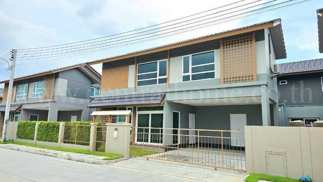 รหัสทรัพย์ : 7342บ้านเดี่ยว อณาสิริ ติวานนท์-ศรีสมาน บ้านสไตล์ญี่ปุ่น&nbsp; โซนส่วนตัว มีสวนหน้าบ้านที่ตั้ง :&nbsp;ถนนสะพานนนทบุรี - บางบัวทอง ตำบลบางขะแยง อำเภอเมืองปทุมธานี จังหวัดปทุมธานี 12000รายละเอียดทรัพย์- บ้านเดี่ยว 2 ชั้น ขนาดเนื้อที่ 54.6 ตารางวา พื้นที่ใช้สอย 180 ตารางเมตร- 4&nbsp;ห้องนอน, 4&nbsp;ห้องน้ำ, 1 ห้องรับแขก, 2 ห้องครัว, 2 ที่จอดรถ&nbsp;- มีห้องนอนชั้นล่าง 1 ห้อง ชั้นบน 3 ห้อง�