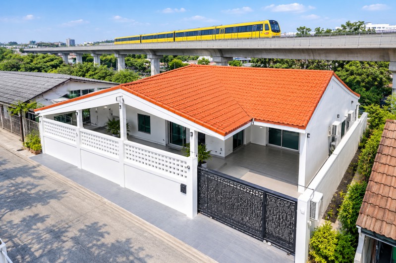 เซ็นทรัล อีสต์วิลล์ 1.3 กม ลาดพร้าว 2 น้ำ ใกล้ รพ.เปาโล โชคชัย 4 1.0 กม. และ  3-4นอน บ้านเดี่ยวรีโนเวทใหม่ 1 ชั้น MRTโชคชัย4 1.48 กม. 52 ตร.ว.200 ตร.ม. พร้อมเฟอร์ฯ และเครื่องใช้ไฟฟ้า เหมาะสำหรับอยู่อาศัย ทำเลใจกลางลาดพร้าว ใกล้รถไฟฟ้าสายสีเหลือง และสายสีเขียว เดินทางสะดวก เข้า-ออกได้หลายเส้นทาง ค่าเช่า 29,998บาท/เดือนCentral Eastville 1.3 km Newly renovated 1-story house LatPhrao MRT Chokchai4 1.48km  3-4bed 2bath. Conveniently located 1.0km. from Paolo Hospital Chokchai 4 and 1.3 km. from Central Eastvil