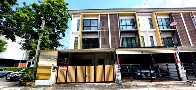 ทาวน์โฮม 3 ชั้น หลังมุม แปลงใหญ่ 30 ตร.ว. ม.เดอะคอนเนค อัพ 3 รัตนาธิเบศร์ 17(ลดพิเศษทันที 600,000 บาท! จากราคาเดิม 4.9 ลบ. เหลือเพียง 4.3 ลบ.)รายละเอียดทรัพย์ (Property Details)โครงการ: เดอะคอนเนค อัพ 3 รัตนาธิเบศร์ 17 (The Connect Up 3 Rattanathibet 17)ประเภท: ทาวน์โฮม 3 ชั้น (แปลงมุม ด้านข้างไม่ติดใคร ได้ความโปร่งและเป็นส่วนตัว)ขนาดเนื้อที่: 30 ตารางวาพื้นที่ใช้สอย: กว้างขวาง รองรับครอบครัวใหญ่หรือทำเป็นโฮมออฟฟิศ�