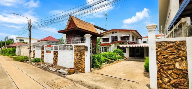 ขายบ้าน 2 ชั้น พร้อมที่ดิน 93 ตร.ว. ซอยงามวงศ์วาน 31 แยก 4 ที่ดินแปลงใหญ่ ทำเลดี ทำอะไรก็คุ้มแปลงสวย ฟังก์ชันเยอะ ตอบโจทย์ทั้งอยู่อาศัย รีโนเวทใหม่ หรือทำโฮมออฟฟิศ ที่พักอาศัยขนาดใหญ่ เข้า-ออกสะดวกได้หลายเส้นทางไฮไลท์และรายละเอียดทรัพย์ขนาดที่ดิน: 93 ตารางวาพื้นที่ใช้สอย: 6 ห้องนอน 2 ห้องน้ำการเดินทาง: เชื่อมต่อ งามวงศ์วาน ติวานนท์ รัตนาธิเบศร์ ประชาชื่น และใกล้