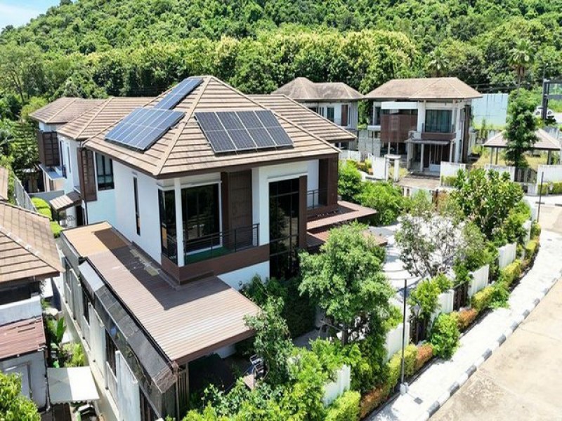 TEL:088-559 5199 คุณเอLine:https://line.me/ti/p/C0eGe0whLXขายบ้านเดี่ยวหรู 2 ชั้น สไตล์ Modern Tropical รีสอร์ทส่วนตัว วิวภูเขาโอบล้อมโครงการนคราทรัพย์ ชลบุรี (บางพระ-บางแสน)ราคาขาย: 13.5 ล้านบาท (ค่าโอนคนละครึ่ง หรือตามตกลง)บ้าน 2 ชั้น ออกแบบโปร่งสบายสไตล์รีสอร์ท แปลงมุม ขนาดที่ดิน 159.5 ตารางวาพื้นที่ใช้สอย 430 ตารางเมตร3 ห้องนอน 3 ห้องน้า (ห้องนอนมีห้องน้าในตัว เพิ่มความเป็นส่วนตัว)โซนครัวโมเดิร์นพร้อม Island เ�