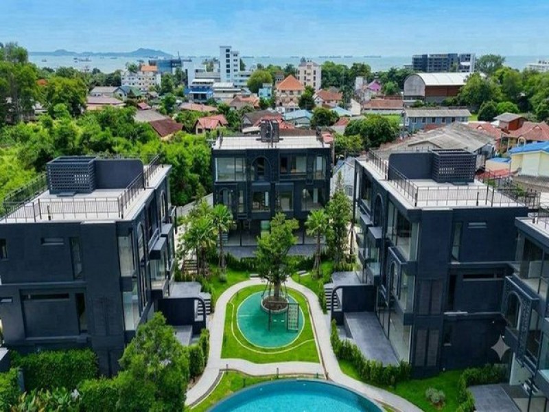 TEL:088-559 5199 คุณเอLine:https://line.me/ti/p/C0eGe0whLXขาย / ให้เช่า Avaconic Penthouse Residence ศรีราชาLuxury Penthouse Residence ที่สุดของการอยู่อาศัยใจกลางศรีราชาราคาเช่าเริ่มต้น 55,000–65,000 บาท/เดือนสัญญาขั้นต่ำ 1 ปีประกัน 2 เดือน + ค่าเช่าล่วงหน้า 1 เดือนราคาขายเริ่มต้น 10.9 ล้านบาทโปรโมชั่นพิเศษ พร้อมส่วนลดสำหรับผู้สนใจพื้นที่ใช้สอยประมาณ 90 ตร.ม.2 ห้องนอน 2 ห้องน้ำ1 ห้องนั่งเล่น1 ห้องรับแขกมีให้เลือก 2 รูปแบบ**Type A – Garden Penthouse**พื้นที่ใ