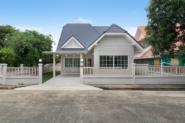 ราคาพิเศษเพียง 3,990,000 บาท บ้านเดี่ยว 2 ชั้น สิริกานต์ บางใหญ่ แปลงมุมหน้าสวน ถนนเมนโครงการ ซอยคลองถนน ตรงข้ามเซ็นทรัลเวสต์เกต ใกล้รถไฟฟ้า บ้านหลังนี้เหมาะสำหรับผู้สูงอายุและเด็ก                      พื้นที่ : 69 ตร.ว. พื้นที่ใช้สอย : 180 ตร.ม. 3 ห้องนอน 3 ห้องน้ำ ที่จอดรถ 2 คัน บ้านเลขที่ 39/101 ถนนเมน แปลงมุมหน้าสวน จุดเด่นของบ้าน ตกแต่งใหม่ด้วยวัสดุคุณภาพทั้งหลัง พื้นโรงจอดรถ ปูด้วยก�
