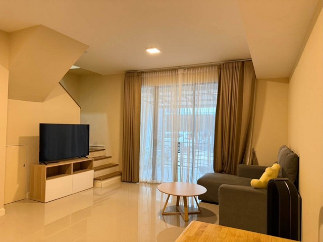 ให้เช่าทาวน์โฮม 2 ชั้น 2 ห้องนอน Pleno บางนา วงแหวน เลียบมอเตอร์เวย์ ใกล้เมกะบางนา เฟอร์ครบ พร้อมอยู่ เลี้ยงสัตว์ได้ *** ราคาเช่า 24,000 บาท/เดือนติดต่อ:: ชยา โทร/ID Line:: 0942823961   Link Line:: https://line.me/ti/p/3xFA1An8Kcรหัส# T26-1356ทาวน์โฮม 2 ชั้น Pleno บางนา วงแหวน เลียบมอเตอร์เวย์ ใกล้เมกะบางนา เฟอร์ครบ พร้อมอยู่ ๐ พื้นที่ 70 ตร.ม.๐ 2 ห้องนอน 2 ห้องน้ำ๐ จอดรถได้ 2 คัน — ในบ้าน 1 คัน / หน้าบ้าน 1 คัน๐ เฟอร์นิเจอร์และเครื่อง�