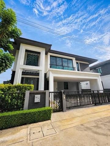 ขายบ้านเดี่ยว Grand Britania Bangna KM.12 บ้านเดี่ยวสไตล์ Modern British Luxury บนที่ดิน 76.2 ตร.ว. โครงการเป็นส่วนตัวเพียง 67 ครอบครัว เหมาะสำหรับครอบครัวที่มองหาบ้านหลังใหญ่ในโซนบางนาราคาขาย 9,900,000 บาทรายละเอียดบ้าน• ที่ดิน 76.2 ตร.ว.• พื้นที่ใช้สอยประมาณ 285 ตร.ม.• 4 ห้องนอน | 5 ห้องน้ำ• ห้องแม่บ้าน + ห้องน้ำในตัว• จอดรถ 3 คัน• ค่าส่วนกลาง 55 บาท/ตร.ว.สิ่งอำนวยความสะดวก• Clubhouse + Lounge• Sky Pool ระบบเกลือ• Fitness• Co-working Space• ส�