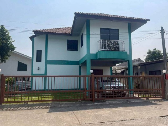 #โซนสุเทพ ลดหนักเหลือเพียง 3.9 ล้าน บ้านเดี่ยว 2 ชั้น #หลังมช. ใกล้เมือง #เหมาะทั้งอยู่อาศัยและลงทุนปล่อยเช่า พื้นที่ด้านหลังเหลือเยอะ สามารถต่อเติม/ทำสวนได้ บรรยากาศดี เป็นส่วนตัวรายละเอียดบ้านที่ดิน 77 ตารางวา (พื้นที่กว้างมาก)3 ห้องนอน | 3 ห้องน้ำจุดเด่นทำเล “หลัง มช.” ใกล้ตัวเมืองที่สุดเหมาะทำบ้านเช่า / ปล่อยนักศึกษา / Airbnbราคานี้หาไม่ได้แล้วในโซนนี้ราคาจาก 4.2 ล�