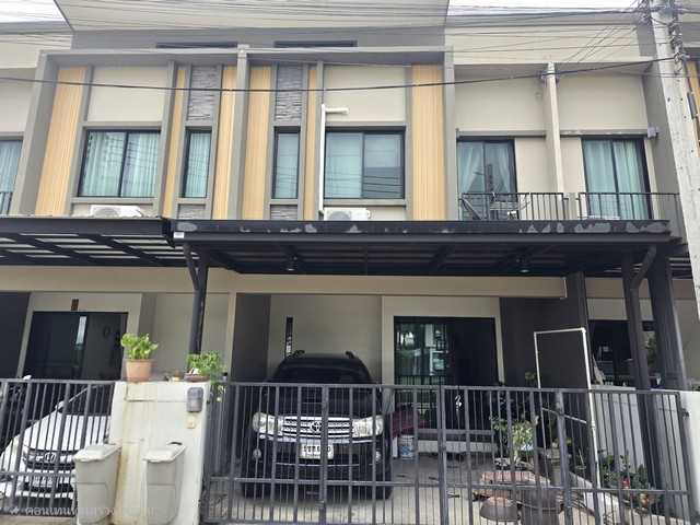 ให้เช่าทาวน์โฮม2ชั้น  #บ้านเช่าราชพฤกษ์ 345ปทุมธานี•22ตรว.•3ห้องนอน 2ห้องน้ำ •1ห้องโถง •1ห้องครัว •แอร์ 2 ตัว  •เฟอร์นิเจอร์บางส่วน•จอดรถได้1คัน หน้าบ้านอีก1คันสิ่งอำนวยความสะดวกในโครงการ - พื้นที่สำหรับเด็ก - สระว่ายน้ำ - ฟิตเนส - สวนสาธารณะ - ระบบรักษาความปลอดภัย 24 ชม. พร้อมกล้อง CCT - สวนขนาดใหญ่ - สนามบาส สนามเด็กเล่นโครงการทาวน์โฮม S GATE TOWN ราชพฤกษ์ 345 ตั้งอยู่ในซอยวัดลำ�