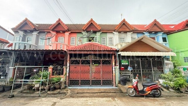รหัสทรัพย์ : N1307ทาวน์เฮ้าส์ หมู่บ้าน พงษ์ศิริชัย 4 ซอยเพชรเกษม 81 ถนนเพชรเกษม-ถนนมาเจริญที่ตั้ง :&nbsp;ถนนเพชรเกษม แขวงหนองค้างพลู เขตหนองแขม กรุงเทพมหานคร 10160รายละเอียดทรัพย์- ทาวน์เฮ้าส์ 2 ชั้น ขนาดเนื้อที่ 16 ตารางวา พื้นที่ใช้สอย 95 ตารางเมตร- 3 ห้องนอน, 2 ห้องน้ำ, 1 ห้องนั่งเล่น, 1 ห้องครัว, 1 ที่จอดรถ- พื้นบน พื้นล่าง ปูกระเบื้อง-&nbsp;หน้าบ้านหันทางทิศใต้สิ่งอำนวยความสะดวก- �
