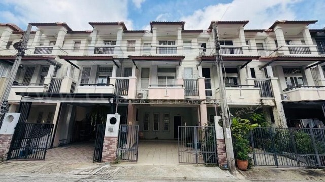 รหัสทรัพย์ 7252-1ทาวน์โฮม&nbsp;3&nbsp;ชั้น หมู่บ้านนารารมย์ บางกรวย&nbsp;ที่ตั้ง :&nbsp;ซอยวัดชลอ ถนนบางกรวย - ไทรน้อย ตำบลวัดชลอ อำเภอบางกรวย จังหวัดนนทบุรี 11130รายละเอียดทรัพย์&nbsp;- ทาวน์โฮม 3&nbsp;ชั้น&nbsp;เนื้อที่ 26.2 ตารางวา พื้นที่ใช้สอย 200 ตารางเมตร-&nbsp;4 ห้องนอน, 4 ห้องน้ำ, 1 ห้องนั่งเล่น, 1 ห้องครัว,&nbsp;2 ที่จอดรถ&nbsp;- มีต่อเติมครัวด้านหลังแล้ว- แอร์ 4 เครื่อง- ค่าส่วนกลาง 700 บาทต่อเดือน- อายุทรัพย�