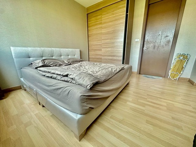 TEL : 092-288 9359 คุณดนิตาLine : https://line.me/ti/p/yxo92dHWP1ให้เช่าคอนโด Green Lake บรรยากาศร่มรื่น น่าอยู่สุดๆห้องขนาดใหญ่ ตึก4 อยู่สบาย โปร่ง โล่ง ไม่อึดอัดเหมาะทั้งอยู่อาศัยเองหรือทำงานที่บ้านราคาเช่าเพียง 10,000 บาท/เดือนมัดจำ2เดือน ล่วงหน้า1เดือนรายละเอียดห้อง :พื้นที่ 50 ตารางเมตรห้องกว้าง แบ่งสัดส่วนชัดเจน1 ห้องนอน 1 ห้องน้ำ มีเฟอร์นิเจอร์และพื้นที่ใช้สอยครบรับลมธรรมชาติ วิวสบายตาจุดเด่�