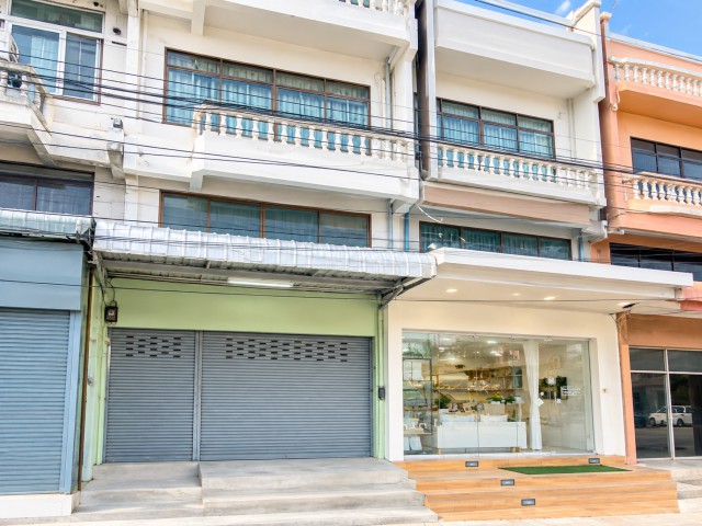ตลาดแยกหนองใหญ่ 800 ม. อาคารพาณิชย์ 3 ชั้นพร้อมชั้นลอย 3 นอน 2 น้ำ ติดถนนบางแค ใกล้ตลาดกัลปพฤกษ์ 500 ม.ขนาดที่ดิน 16 ตร.วา. พื้นที่ใช้สอย 200 ตร.ม.เหมาะสำหรับค้าขาย พักอาศัย สำนักงาน หรือทำธุรกิจ  ทำเลดีติดถนน และเชื่อมต่อถนนกัลปพฤกษ์ เดินทางสะดวก ใกล้ รร.นานาชาติ ศูนย์การค้า และรถไฟฟ้าMRT 8,998 บาท/เดือน3-story commercial building with a mezzanine featuring 3 bed and 2 bath on Bang Khae Road just 800m. from Nong Yai Intersection and 500m. from Kanlapaphruek Market. Land size 16 sq.wa. with 200 sq.m. of u