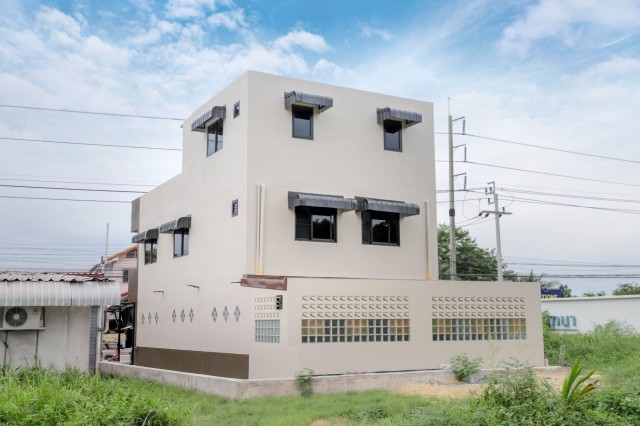 พุทธมณฑลสาย 2 บางแวก อาคารพาณิชย์ตึกแฝดรีโนเวทใหม่ ตลาดแยกทศกัณฐ์ 900 ม.สไตล์โมเดิร์น4 นอน 6 น้ำ ใกล้ รร.บางเชือกหนัง 700 ม.ขนาดที่ดิน 40 ตร.วา. พื้นที่ใช้สอย 388 ตร.ม.พร้อมดาดฟ้า เหมาะสำหรับโฮมออฟฟิศ สำนักงาน คลินิก โชว์รูม ธุรกิจออนไลน์ และ E Commerce ทำเลเชื่อมต่อถนนเพชรเกษม กาญจนาภิเษก และเส้นทางหลักหลายสาย เดินทางเข้า-ออกเมืองสะดวก ใกล้รถไฟฟ้าMRTPhutthamonthon Sai 2 Bang Waek area this newly renovated twin commercia