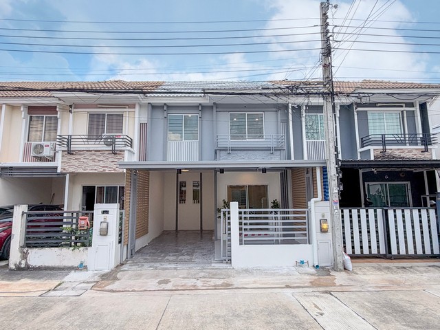 ขายทาวน์เฮ้าส์ พฤกษาทาวน์ ราชพฤกษ์ | รีโนเวทใหม่ พร้อมอยู่ ใกล้วงเวียนพระราม 5บ้านทำเลดีติดถนนใหญ่ราชพฤกษ์ รีโนเวทใหม่และต่อเติมครบ พร้อมเฟอร์นิเจอร์ เหมาะทั้งซื้ออยู่อาศัยเองและสำหรับครอบครัวที่ต้องการเดินทางเข้า–ออกเมืองสะดวกราคาขาย 2.49 ล้านบาทรายละเอียดบ้าน• ทาวน์เฮ้าส์ 2 ชั้น• ที่ดิน 17.4 ตร.ว.• 3 ห้องนอน | 2 ห้องน้ำ• จอดรถ 1 คัน• ต่อเติมครัวเรียบร้อย• รีโ�