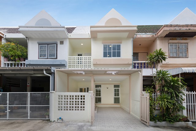 ราคาพิเศษเพียง 2,890,000 บาท ทาวน์เฮ้าส์ 2 ชั้น รีโนเวทใหม่ ซอยติวานนท์ 3 แยก 19 เยื้องกระทรวงสาธารณสุข พร้อมเฟอร์+ม่านทั้งหลัง  พื้นที่ : 21.9 ตร.ว. พื้นที่ใช้สอย : 130 ตร.ม. 3 ห้องนอน 2 ห้องน้ำ ที่จอดรถ 1 คัน บ้านเลขที่ 47 จุดเด่นของบ้าน บ้านทำเลดี ทำเลดีใกล้รถไฟฟ้าสายสีม่วง โรงจอดรถมีหลังคาพร้อมใช้งาน พื้นโรงจอดรถ ปูด้วยกระเบื้องกันลื่น ห้องครัวพร้อมเคาเตอร์ครัว  พร้อมเปลี่ย�