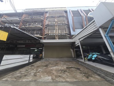 ปล่อยเช่าอาคารพาณิชย์ 4ชั้น​ ติดMTR ศรีด่าน ติดถนนใหญ่เส้นศรีนครินทร์ เนื้อที่ 23 ตร.วา 216 ตร.มเหมาะสำหรับทำคลีนิค,office,cafe .TPI-3513.ที่ตั้ง : 428/8 ติดMTR ศรีด่าน ถ.ศรีนครินทร์ ตำบล  สำโรงเหนือ อำเภอ เมืองสมุทรปราการจังหวัด สมุทรปราการ.Google maps: https://maps.app.goo.gl/DYdTy9N3dzxJ4ujv8?g_st=ac.รายละเอียด✅ อาคารพาณิชย์ 4.5 ชั้น 23 ตร.วา✅ พื้นที่ใช้สอย 216 ตร.ม✅ ติดMTR ศรีด่าน เดินทางสะดวก✅ ใกล้4แยกเทพารักษ์ คนสัญจรพลุกพล่าน�