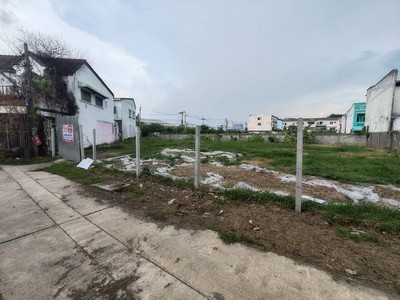 สร้างบ้านหรูบนที่ดินราคาคุ้มค่า! ขายที่ดิน 234 ตร.วา หมู่บ้านวิโรจน์วิลล์ บ้านกล้วยไทรน้อย หน้ากว้าง 20 เมตร ขายต่ำกว่าราคาประเมินกว่า 1.4 ล้านบาท.TPI-3516.ที่ตั้ง : หมู่บ้านวิโรจน์วิลล์ ถนนบ้านกล้วย–ไทรน้อย ตำบลพิมลราช อำเภอบางบัวทอง จังหวัดนนทบุรี.Google Maps : https://maps.app.goo.gl/cedUnwSkUd9HsdiRA.รายละเอียดสำหรับท่านที่กำลังมองหาที่ดินเพื่อสร้างบ้านหลังใหญ่ในทำเลศักยภาพของบางบัวทอง แปลง�