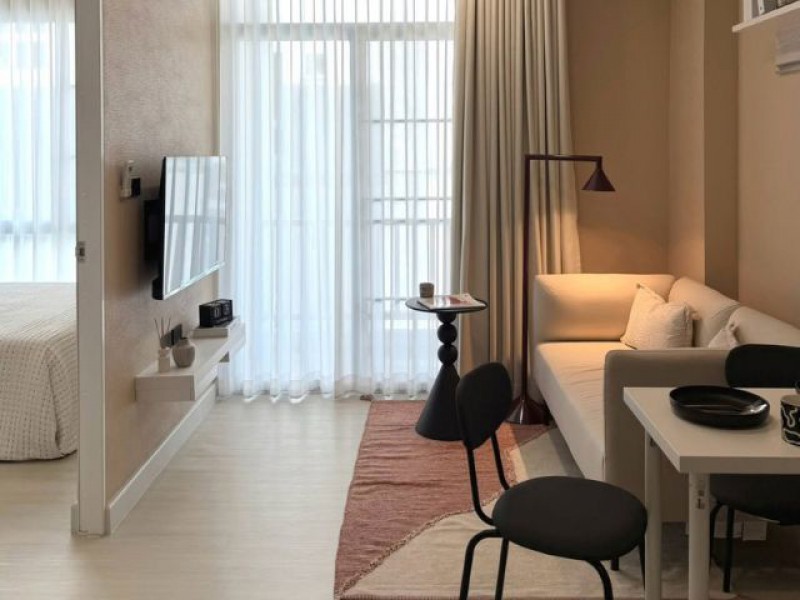ขาย 2.49 ล้านบาท*Casa Condo@CMU #ทีมมชวิวสระว่ายน้ำ หลัง ม.เชียงใหม่ใกล้คณะประตูวิศวะ มช. สะดวก ปลอดภัย .รายละเอียด• ตึก 1 ชั้น 2 • ขนาดห้อง 30 ตรม. • 1ห้องนอน 1ห้องน้ำ 1 ห้องนั่งเล่น • ห้องมีระเบียง.Furniture • Bed Built-In (เตียงบิ้วอิน) • Wardrobe Built-In (ตู้เสื้อผ้าบิ้วอิน) • Sofa (โซฟา)• Dressing Table Built-In (โต๊ะเครื่องแป้งบิ้วอิน) • Dinning Table (ชุดโต๊ะทานอาหาร) • Coffee Table (โต๊ะกลาง).Appliances （เครื่องใช้ไฟฟ้า）• Air (แอร์ 2 เครื่อง)• Water Heater (เคร�