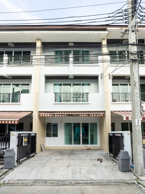 ให้เช่าทาวน์โฮม 3 ชั้น 3 ห้องนอน บ้านกลางเมือง ลาดพร้าว 71 (นาคนิวาส 34) เลียบด่วน ตกแต่งครบ พร้อมอยู่  *** ราคาเช่า 38,000 บาท/เดือนติดต่อ:: ชยา โทร/ID Line:: 0942823961   Link Line:: https://line.me/ti/p/3xFA1An8Kcรหัส# T26-1357ทาวน์โฮม 3 ชั้น บ้านกลางเมือง ลาดพร้าว 71 (นาคนิวาส 34)หมู่บ้านเล็กเพียง 49 หลัง เงียบสงบมาก เป็นส่วนตัว ตำแหน่งบ้าน: Garden View ร่มรื่น๐ ขนาด 21 ตร.ว๐ พื้นที่ใช้สอย 165 ตรม๐ 3 ห้องนอน 3 ห้องน้ำ ๐ 2 ที่จอดรถ๐ แอร์ทั้งห�