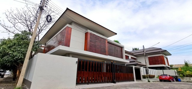 ขายด่วน ม.บ้านฟ้าลากูน รังสิตคลอง 2 ธัญบุรี ปทุมธานีประเภท :บ้านเดี่ยว / บ้านแฝดโครงการ :หมู่บ้าน บ้านฟ้าลากูน รังสิตคลอง 2ที่ตั้ง :ซอยรังสิต-นครนายก 44 ถนนรังสิต-นครนายก ตำบลประชาธิปัตย์ อำเภอธัญบุรี จังหวัดปทุมธานีรายละเอียดเพิ่มเติม         ขายบ้านเดี่ยว 2 ชั้น หลังมุม เนื้อที่ 182.2 ตร.ว. พื้นที่ใช้สอยกว้างขวาง ตกแต่งหรูหรา สไตล์บ้านพักตากอากาศ ใช้วัสดุในการตกแต่ง�