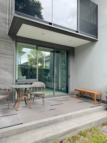 บ้านเดี่ยว 2 ชั้นในโครงการเศรษฐสิริ กรุงเทพกรีฑา 2 พื้นที่ใช้สอย 273 ตร.ม. ตกแต่งพร้อมอยู่และเดินทางเชื่อมต่อกรุงเทพกรีฑา–รามคำแหงได้รายละเอียดบ้าน- บ้านเดี่ยว 2 ชั้น- ที่ดิน 82 ตร.ว.- พื้นที่ใช้สอย 273 ตร.ม.- 4 ห้องนอน 4 ห้องน้ำ- Resting area ชั้น 2- 1 ห้องแม่บ้าน พร้อมห้องน้ำแยก- 1 ห้องครัว- จอดรถ 3 คัน- Built-in และเฟอร์นิเจอร์พร้อมเข้าอยู่- เครื่องกรองน้ำ Coway- เครื่องซักผ้าและเครื่องอบผ้า-