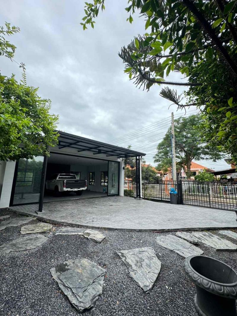 ขายบ้านเดี่ยวชั้นเดียว นเรศวร 44 ทำเลดี อำเภอเมือง จังหวัดลพบุรีที่ตั้ง : บ้านเลขที่ 1/12 ตำบลเขาสามยอด อำเภอเมือง จังหวัดลพบุรี 15000 ขนาดพื้นที่ : 155 ตารางวารายละเอียดบ้านบ้านเดี่ยวชั้นเดียว-5 ห้องนอน-4 ห้องน้ำ-ห้องครัวในบ้านและครัวนอก-โรงจอดรถ พร้อมห้องกระจก-ประตูรั้วเลื่อนไฟฟ้า-พื้นที่กว้าง เหมาะสำหรับครอบครัวขนาดใหญ่สถานที่ใกล้เคียง-ใกล้ค่ายทหาร-ใกล้ร้าน 7-Ele