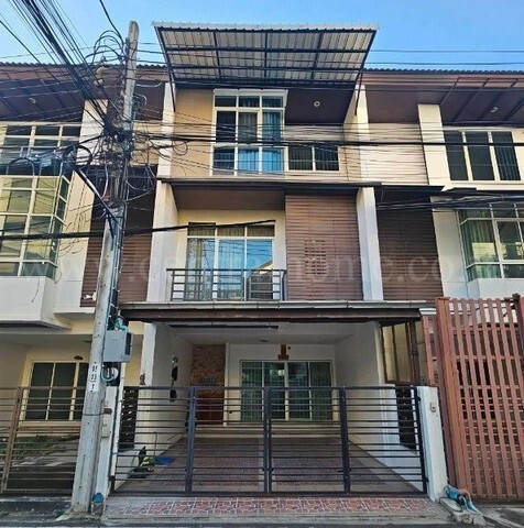 รหัสทรัพย์ : 7346ทาวน์โฮม 3.5 ชั้น เดอะ รูฟ แจ้งวัฒนะ 24 บ้านสวยพร้อมอยู่ ถูกที่สุดในโครงการที่ตั้ง : ถนนเลี่ยงเมือง-ปากเกร็ด ตำบลบางตลาด อำเภอปากเกร็ด จังหวัดนนทบุรี 11120รายละเอียดทรัพย์- ทาวน์โฮม 3.5 ชั้น ขนาดเนื้อที่ 19.1 ตารางวา พื้นที่ใช้สอย 200 ตารางเมตร- 3 ห้องนอน, 3 ห้องน้ำ, 1 ห้องรับแขก, 1 ห้องนั่งเล่น, 1 ห้องทำงาน, 1 ห้องครัว, 2 ที่จอดรถ- ติดตั้งที่ชาร์จรถไฟฟ้าแบบ AC พร้อมเดินว�