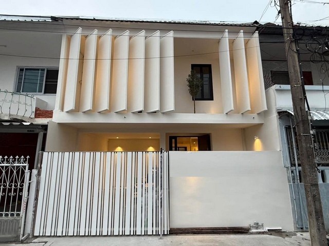 ขายทาวน์โฮม 2 ชั้น Modern Minimal ลาดพร้าว 41 พร้อมช่องแสงขนาดใหญ่ Courtyard กลางบ้าน รับแสงธรรมชาติ *** ปรับราคาขายเหลือ 4.79 ล้านบาท (จาก 5.49 ล้าน) ติดต่อ:: ชยา โทร/ID Line:: 0942823961   Link Line:: https://line.me/ti/p/3xFA1An8Kcรหัส# T26-1224ทาวน์โฮม 2 ชั้น ดีไซน์ Modern Minimal ลาดพร้าว 41  ๐ พื้นที่ใช้สอย 144 ตารางเมตร๐ 3 ห้องนอน 2 ห้องน้ำ ๐ ออกแบบให้ตอบโจทย์การอยู่อาศัยยุคใหม่ โล่ง โปร่ง สบาย และให้ความเป็นส่วนตัวแม้อยู่ใจกลางเมือง๐ มีช่องแส