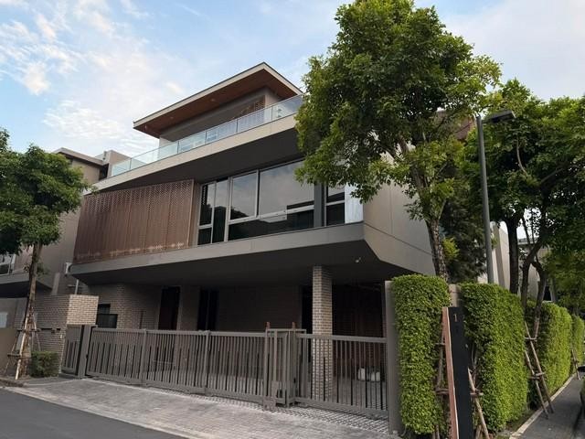 ขาย - ให้เช่าบ้านเดี่ยว 3 ชั้น 525 ตรม. 5 ห้องนอน โครงการ ARTALE พัฒนาการ-ทองหล่อ คฤหาสน์หรู สไตล์ Penthouse ซอยพัฒนาการ 20ติดต่อ:: ชยา โทร/ID Line:: 0942823961Link Line:: https://line.me/ti/p/3xFA1An8Kcรหัส # T26-1302บ้านเดี่ยว 3 ชั้น โครงการ ARTALE พัฒนาการ-ทองหล่อ คฤหาสน์หรู สไตล์ Penthouse ซอยพัฒนาการ 20๐ ที่ดิน: 71 ตารางวา๐ พื้นที่ใช้สอย: 525 ตารางเมตร๐ 5 ห้องนอน 6 ห้องน้ำ + 1 ห้องแม่บ้านพร้อมห้องน้ำ๐ ห้องนั่งเล่น Double Volume, ห้องครัวไทย และ Pantry, ห้อง�