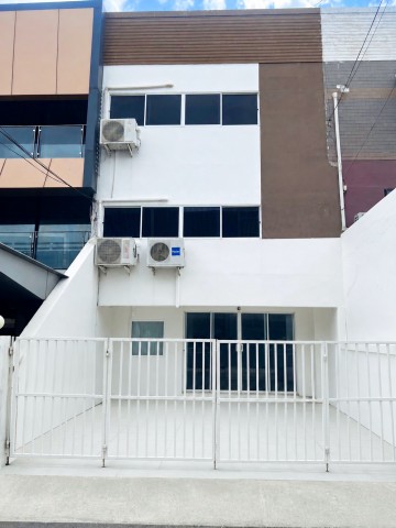 ตลาด บางซ่อน 600 ม.ย่านประชาชื่น จตุจักร ให้เช่าทาวน์โฮม 3 ชั้น รีโนเวทใหม่ 4 นอน 4 น้ำ พื้นที่ดิน 35 ตร.ว.พื้นที่ใช้สอย 200 ตร.ม. พร้อมเฟอร์ฯ และเครื่องใช้ไฟฟ้าครบครัน ใกล้รร.รัตนวิทยาบางซื่อ 800 ม.รพ.สถานศึกษา และแหล่งช้อปปิ้ง เหมาะสำหรับครอบครัวที่ต้องการบ้านส่วนตัว บรรยากาศอบอุ่น ใจกลางกรุงเทพฯ เดินทางสะดวก ใกล้รถไฟฟ้าMRT และทางด่วนรัชวิภา  47,999 บาท/เดือนNewly renovated 3-story townhome for re
