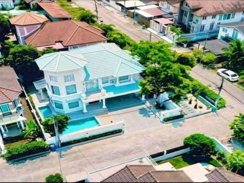 TEL:088-559 5199 คุณเอLine:https://line.me/ti/p/C0eGe0whLXขาย Modern Classic Pool Villa พัทยาเหนือพูลวิลล่าสุดหรู บนทำเลศักยภาพ ใกล้สุขุมวิทและชายหาด พร้อมเข้าอยู่ราคาขาย 14,500,000 บาทค่าโอนคนละครึ่ง (50:50)เนื้อที่ 120 ตารางวาพื้นที่ใช้สอย 360 ตารางเมตร4 ห้องนอน 4 ห้องน้ำสระว่ายน้ำส่วนตัวที่จอดรถ 4 คันจุดเด่น* ดีไซน์ Modern Classic หรูหราเหนือกาลเวลา* พื้นที่ใช้สอยขนาดใหญ่ รองรับการอยู่อาศัยทั้งครอบครัว* บรรยากาศเงียบสงบ เป็