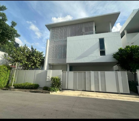 ขาย #บ้านเดี่ยว หมู่บ้านวีเว่ เอกมัย รามอินทรา ซอยโยธินพัฒนา 3  #ใกล้เซ็นทรัลอีสวิลล์ #ย่านโยธินพัฒนา ราคาขาย : 43,000,000 บาท *รวมเฟอร์ตามรูป และค่าโอนคนละครึ่ง#รายละเอียดประเภททรัพย์ : บ้านเดี่ยว 3 ชั้น #หลังมุมหมู่บ้าน : วีเว่ เอกมัย รามอินทราขนาด : 74 ตารางวาพื้นที่ใช้สอย : 371 ตรม.จำนวนห้อง : 4 ห้องนอน 5 ห้องน้ำ ห้องนอนใหญ่ สไตล์เพนส์เฮาส์พร้อมอ่างจากุซซี่ที่โถงระเบียงขนา�