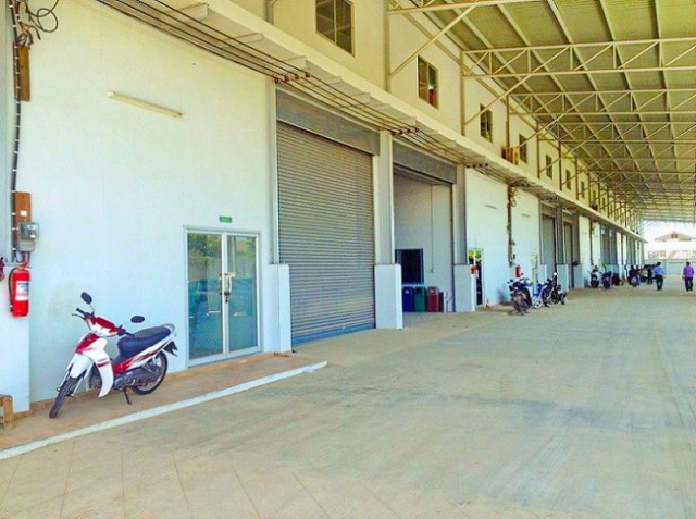 โกดังพร้อมสำนักงาน  ใกล้ไทยพันธุ์แท้ สะแกงาม 700 ม. 59,998 บาท/เดือนบางขุนเทียน-ชายทะเล16-24 ให้เช่าคลังสินค้า  750 ตร.ม.แข็งแรง หลังคาสูงโปร่ง ระบายอากาศดี พื้นรับน้ำหนักได้มาก เหมาะสำหรับจัดเก็บสินค้าหลากหลายประเภท พร้อมพื้นที่จอดรถ และจุดขนถ่ายสินค้ามีหลังคา รถบรรทุกขนาดใหญ่ และรถคอนเทนเนอร์ เข้า-ออกสะดวก ทำเลเชื่อมต่อถนนบางขุนเทียน-ชายทะเล พระราม 2 และบางกระดี