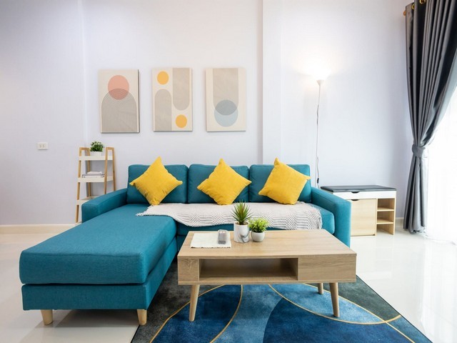 FOR RENT | Noble Around Sukhumvit 33คอนโด 2 ห้องนอน Fully Furnished ใกล้ BTS พร้อมพงษ์ ตรงข้าม EmSpherePrime Location: Sukhumvit 33, Phrom Phongเดินทางสะดวก ใกล้ The Em District และแหล่งไลฟ์สไตล์ใจกลางสุขุมวิทRoom Details- 2 Bedrooms | 2 Bathrooms- 55.19 sq.m. | 6th Floor- Fully Furnished พร้อมเฟอร์นิเจอร์ Built-in- Digital Door Lock & Home Automation- Smart TV 55” | แอร์ 3 เครื่อง- เครื่องซักผ้าอบผ้า | ตู้เย็น | ไมโครเวฟ- เตาไฟฟ้า + Hood | เครื่องทำน้ำร้อน- Kitchen Island | Sofa | Dining TableRent 55,000 THB/month — Wi-Fi included!Deposit 2 months + 1 month advance rentalFacilities- Sky Pool ชั้น 25 + Children’s Pool- Gym & Fitness | Steam R