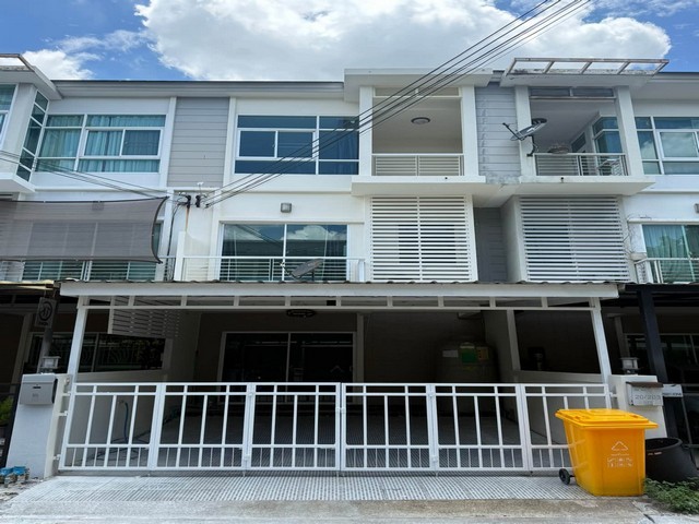 รหัสC7320 บ้านพร้อมเข้าอยู่ได้เลย  ให้เช่าทาวน์โฮม 3 ชั้น โครงการเมโทร พระราม 9 ตกแต่งพร้อมอยู่#ForRent  #ให้เช่า #เมโทรพระราม9ทาวน์โฮม 3 ชั้น โครงการเมโทร พระราม 9 ตกแต่งพร้อมอยู่เนื้อที่ 18.8 ตร.วา  พื้นที่ใช้สอย ประมาณ 150 ตารางเมตร3 ห้องนอน 3 ห้องน้ำ 1 ห้องนั่งเล่น 1 ครัว + ซักล้างจอดรถในบ้านได้ 2 คันมีมุมห้องทำงาน / พื้นที่อเนกประสงค์  (หมายเหตุ: บ้านจริงตกแต่งเฟอร์นิเจอร์เพิ่ม�