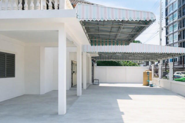 ใกล้ม.ศิลปากร 1 กม. สำนักงานที่ดิน นครปฐม 850 ม.ลำพยา เมืองนครปฐม ให้เช่าบ้านเดี่ยว 2 ชั้น 5นอน 2 น้ำ ใกล้ม.ศิลปากร 1 กม. 15,999 บาท/เดือน ที่ดิน 130 ตร.วา.พื้นที่ใช้สอย 300 ตร.ม.พร้อมบริเวณบ้าน และโรงจอดรถมีหลังคา เหมาะอยู่อาศัย โฮมออฟฟิศ หรือทำธุรกิจที่ต้องการพื้นที่กว้าง ทำเลชุมชน เดินทางสะดวก ใกล้ตลาด ร้านค้า สถานพยาบาล และสถานศึกษาหลายแห่ง 1 km from Silpakorn University. near NakhonPathom Land Office 5bed 2-story detached hou