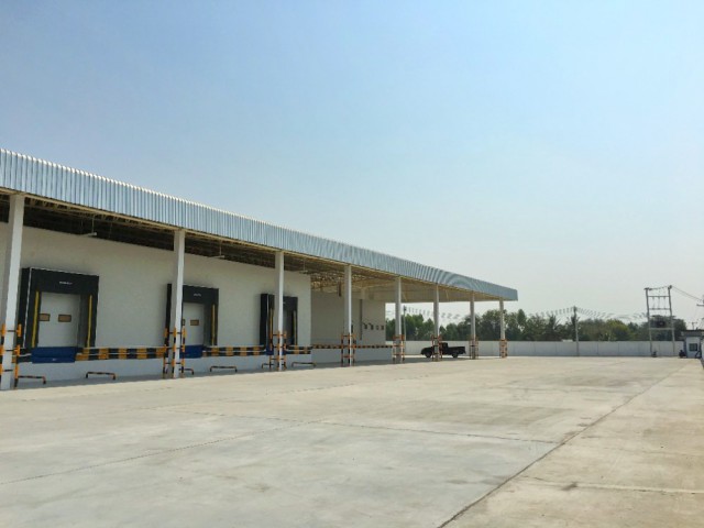 ท่าพระ-ขอนแก่น โกดังห้องเย็นให้เช่า พื้นที่ 5 ไร่ โกสุมพิสัย มหาสารคาม รร.บ้านหนองสระพังโนนสะอาด 250 ม. และสถานีอนามัยหนองสระพัง 600 ม.พื้นที่อาคารรวม 1,728 ตร.ม.พร้อมห้องเย็นเก็บสินค้า 6 ห้อง ห้องคัดบรรจุ 1 ห้อง และช่องโหลดสินค้า 3 ช่อง เหมาะสำหรับธุรกิจจัดเก็บผักผลไม้ และกระจายสินค้าเกษตร ทำเลบนถนนท่าพระ-โกสุมพิสัย เดินทางเชื่อมต่อพื้นที่ชุมชน และแหล่งธุรกิจในอำ
